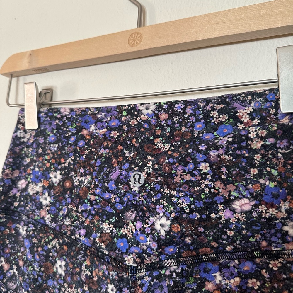 lululemon athletica Women's Bike Shorts - Black and Blue Floral